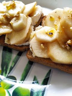 Una foto de Tosta de pera y rulo de cabra con nueces