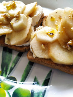 Una foto de Tosta de pera y rulo de cabra con nueces