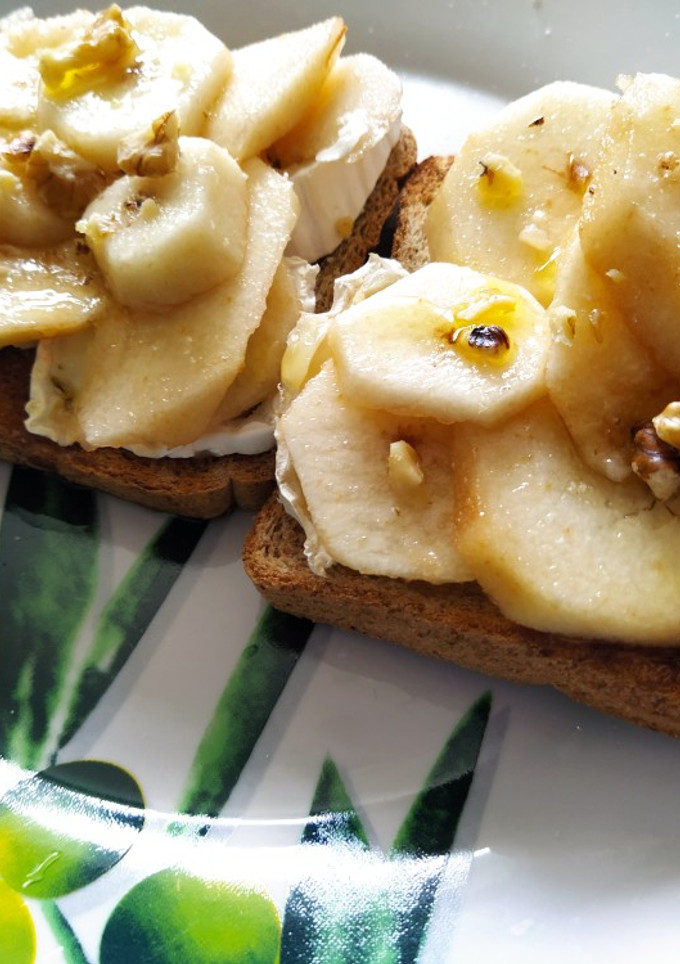 Una foto de Tosta de pera y rulo de cabra con nueces