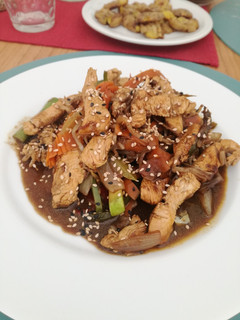 Una foto de Wok de pollo y vegetales