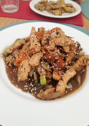 Una foto de Wok de pollo y vegetales