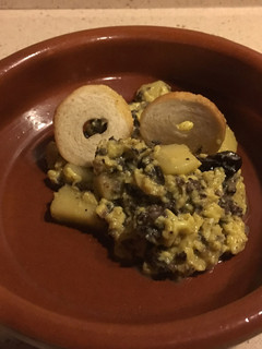 Una foto de Revuelto de morcilla de Burgos, manzana y pasas