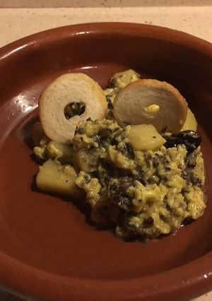 Foto principal de Revuelto de morcilla de Burgos, manzana y pasas