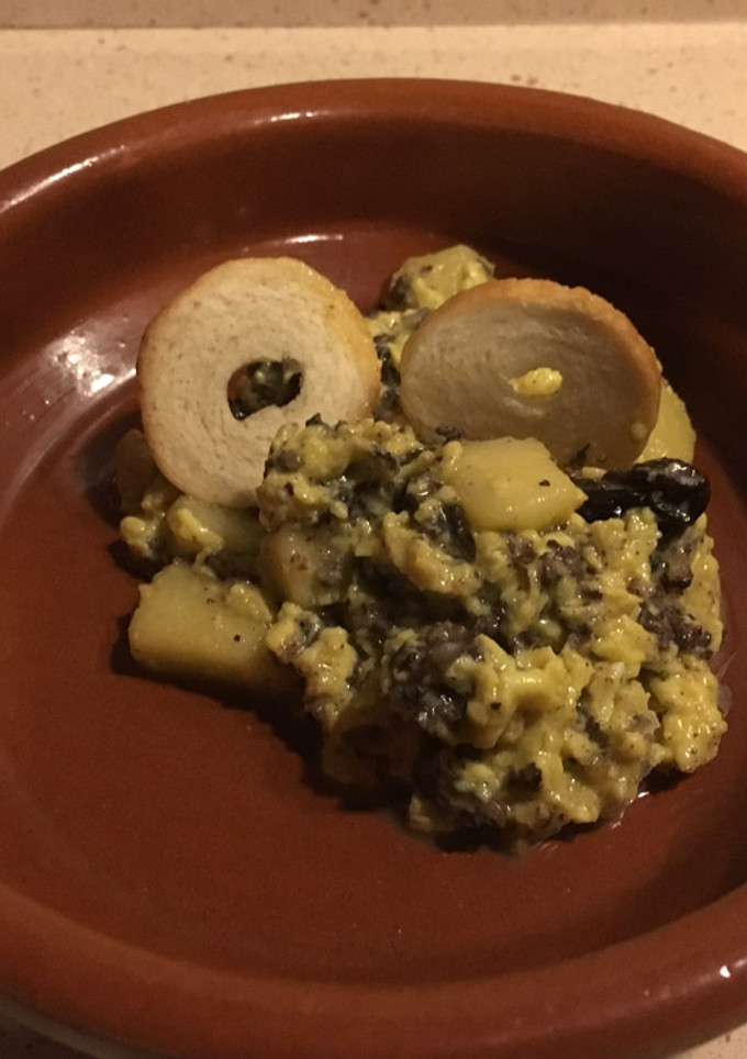 Una foto de Revuelto de morcilla de Burgos, manzana y pasas