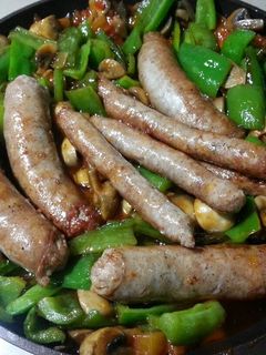 Una foto de Botifarra i salsitxa amb samfaina