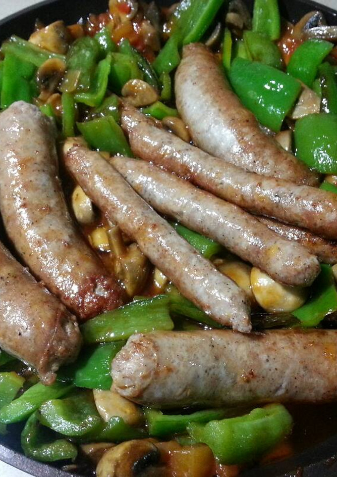 Una foto de Botifarra i salsitxa amb samfaina