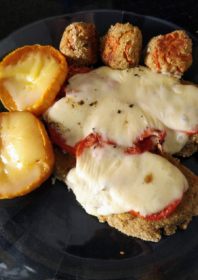 Una foto de Milanesas de berenjenas a la napolitana al horno #Fit