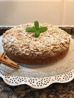 Una foto de Tarta de mantequilla, nuez y canela con crumble de nueces