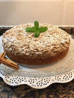 Una foto de Tarta de mantequilla, nuez y canela con crumble de nueces