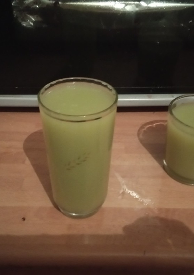 Una foto de Zumo de pera y kiwi