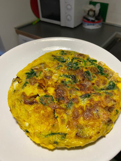 Una foto de Tortilla espinacas y queso de cabra