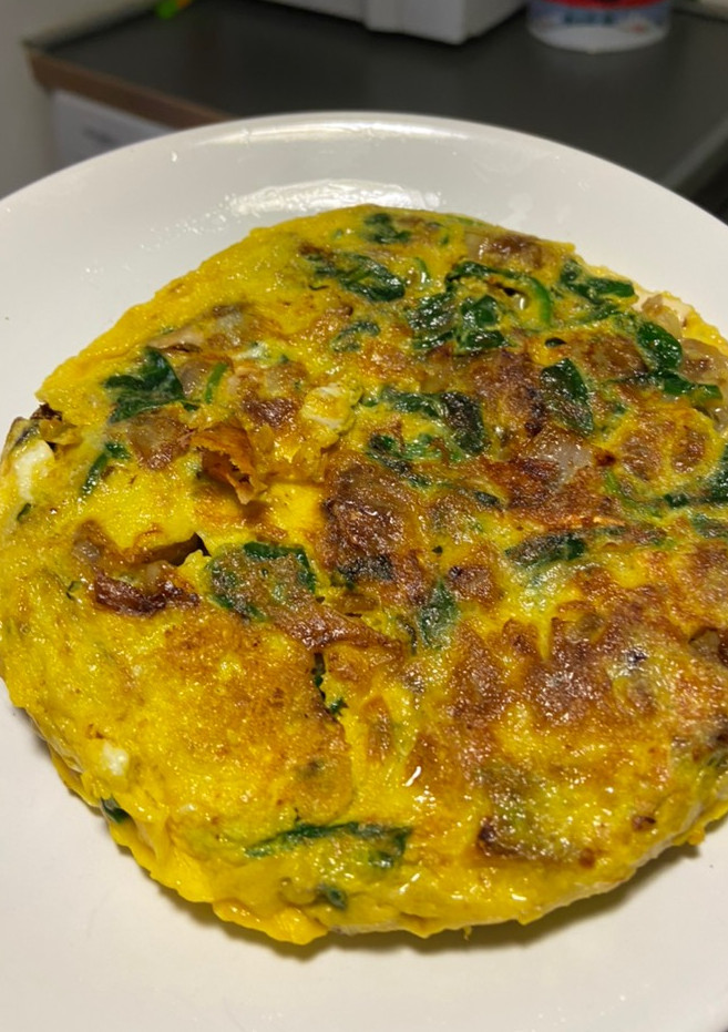 Una foto de Tortilla espinacas y queso de cabra