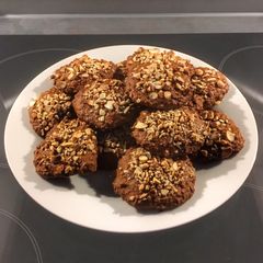 A picture of [vegan] Oats cookies with cashews leftovers.