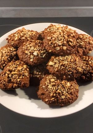 A picture of [vegan] Oats cookies with cashews leftovers.