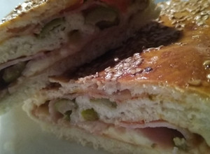 Una foto de Pizza arrollada rellena