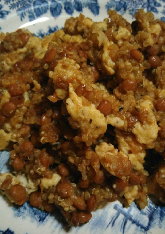 Una foto de Quinoa con revuelto y lentejas