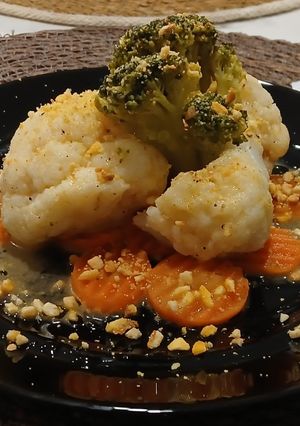 Una foto de Verduras al Vapor con Crujiente de Maíz Tostado y Emulsión Cítrica