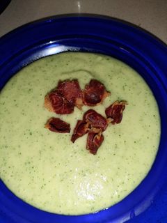 Una foto de Puré de calabacín y puerros con crujiente de jamón