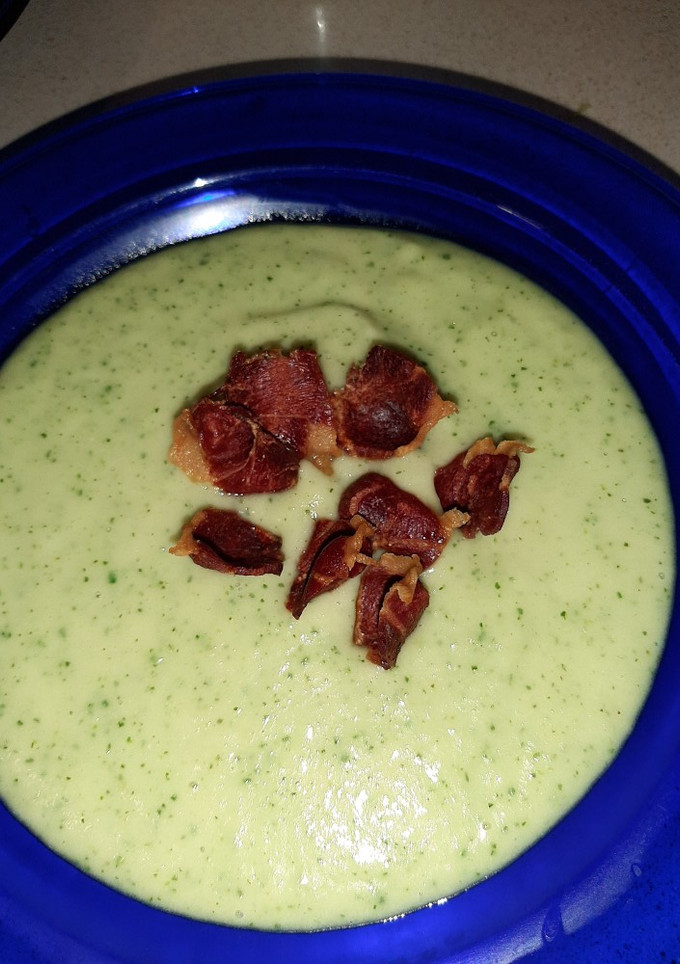 Una foto de Puré de calabacín y puerros con crujiente de jamón