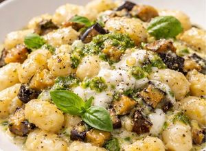 Foto di Gnocchi cremosi con Melanzane, Stracciatella e Pesto