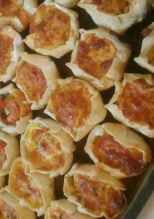 Una foto de Canastitas de 🍅 perejil morrones y queso
