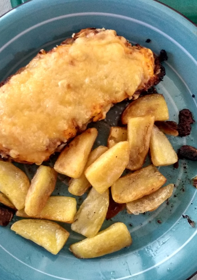 Una foto de Milanesa a la napolitana con fritas