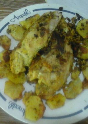 Una foto de Pollo a las hierbas con papas al horno