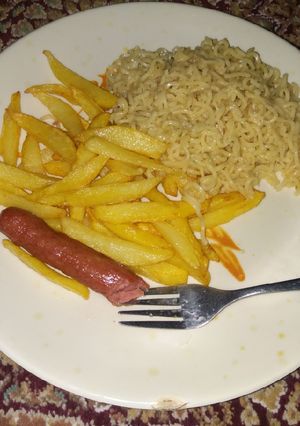 A picture of My Half&half Indo-Chips and saucage.