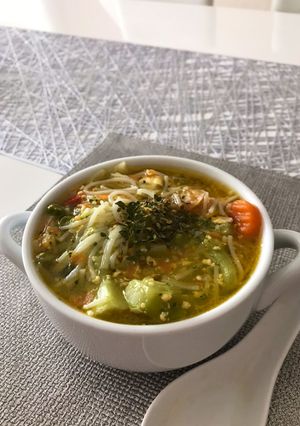 Üvegtésztás zöldségleves recept fotója