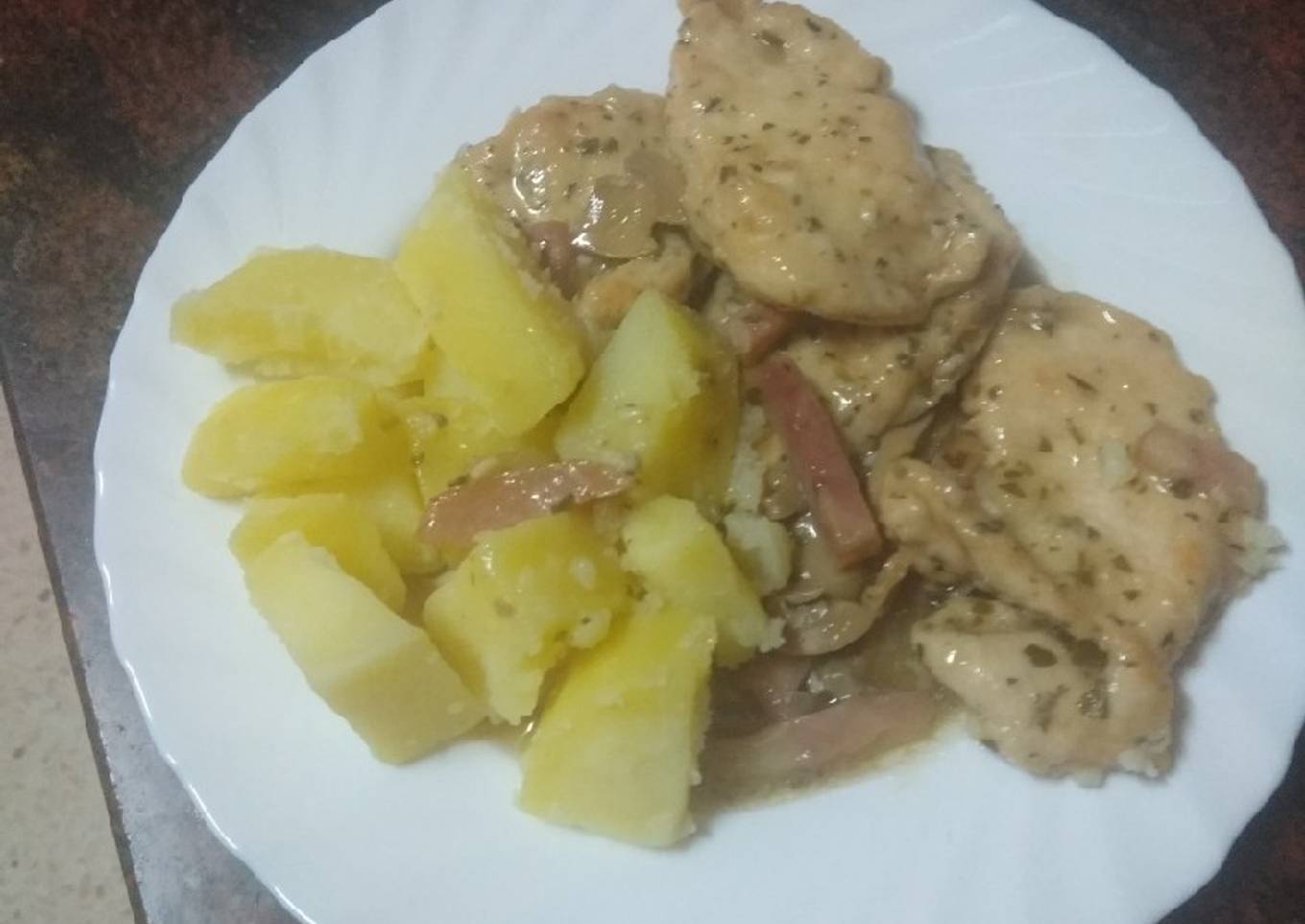 Fricasse de pechuga de pollo con champiñones y papas cocidas