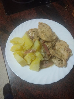 Una foto de Fricasse de pechuga de pollo con champiñones y papas cocidas