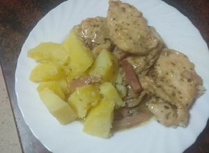 Foto principal de Fricasse de pechuga de pollo con champiñones y papas cocidas