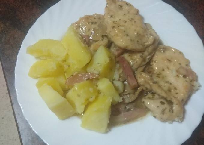 Fricasse de pechuga de pollo con champiñones y papas cocidas Receta de  Ariel Santisteban Peña- Cookpad