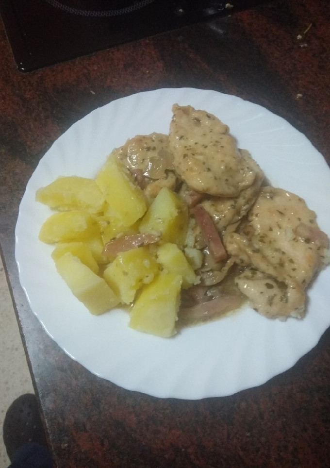 Una foto de Fricasse de pechuga de pollo con champiñones y papas cocidas