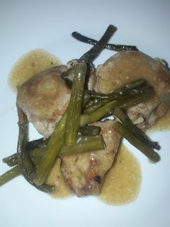 Una foto de Solomillo de cerdo con "ajetes" rabos de ajo