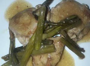 Una foto de Solomillo de cerdo con "ajetes" rabos de ajo