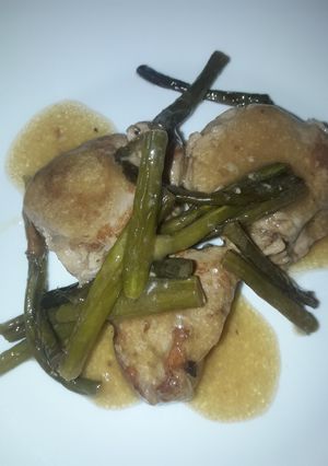 Una foto de Solomillo de cerdo con "ajetes" rabos de ajo