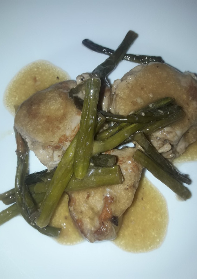 Una foto de Solomillo de cerdo con "ajetes" rabos de ajo