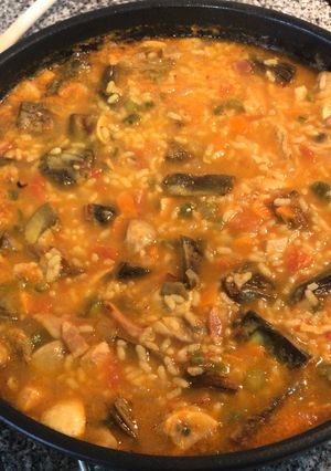 Una foto de Arroz caldoso de Pollo, Champiñón y Alcachofa