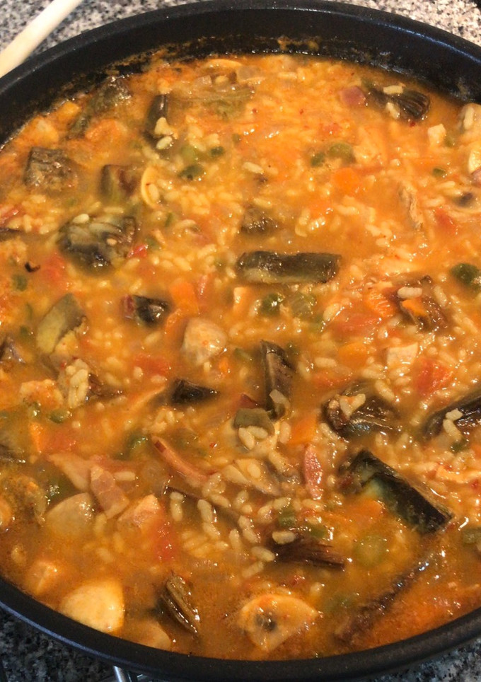 Una foto de Arroz caldoso de Pollo, Champiñón y Alcachofa