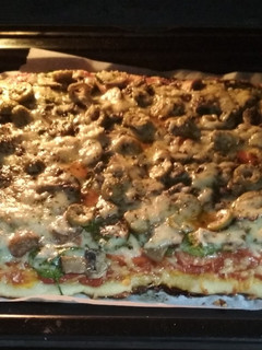 Una foto de Pizza de espinacas y champiñones casera