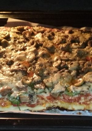 Una foto de Pizza de espinacas y champiñones casera