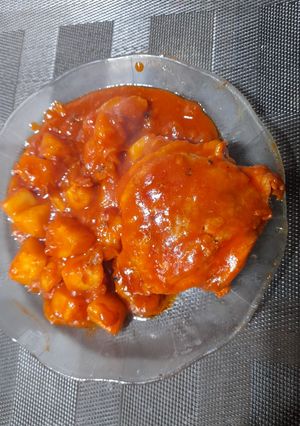 Una foto de Pata muslo de pollo en salsa