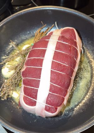 Une photo de 🍽️ Rôti de veau, pommes de terres grenaille et sauce au poivre