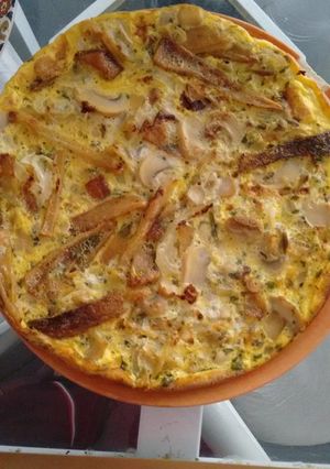 Una foto de Tortilla de papa con cebolla, ajo y champignones