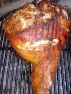 Una foto de Pernil a la parrilla
