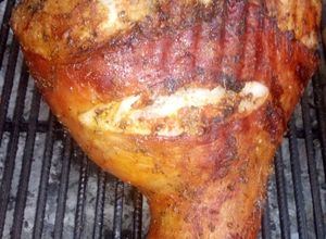 Una foto de Pernil a la parrilla