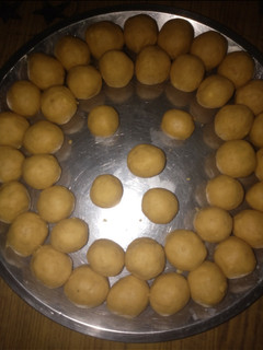 बेसन के लड्डू (besan ke ladoo recipe in Hindi) रेसिपी मुख्य फोटो
