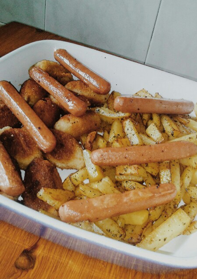 Una foto de Patatas fritas, salchichas y croquetas