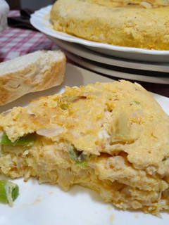 Una foto de Tortilla de bacalao y ajos tiernos